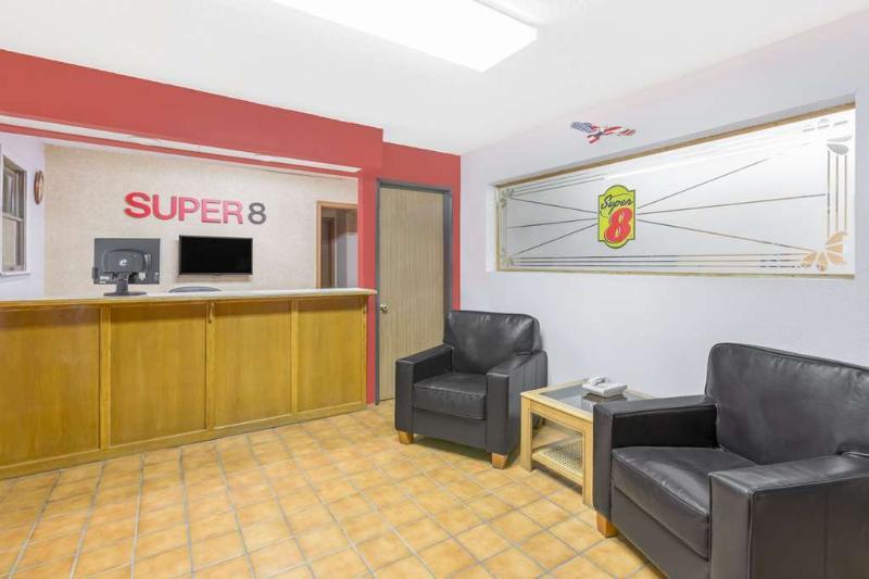 Super 8 By Wyndham Butler Hotell Eksteriør bilde