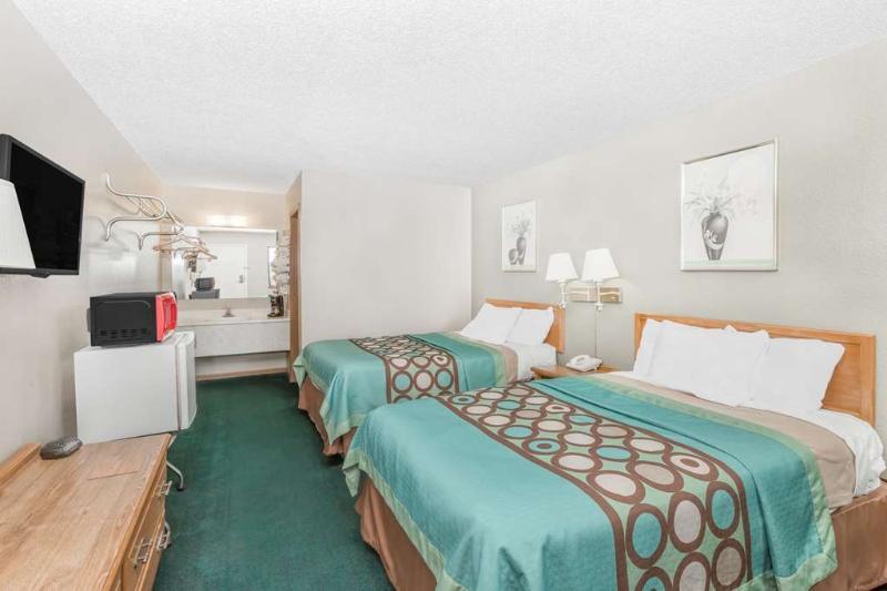 Super 8 By Wyndham Butler Hotell Eksteriør bilde