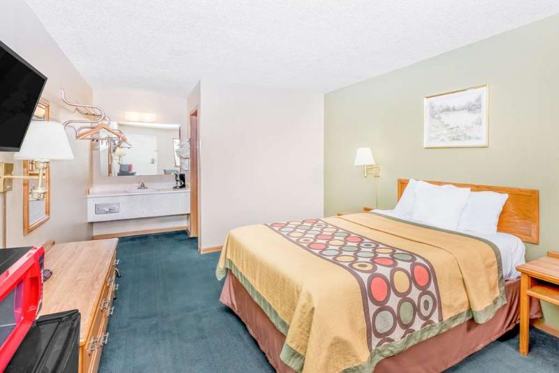 Super 8 By Wyndham Butler Hotell Eksteriør bilde